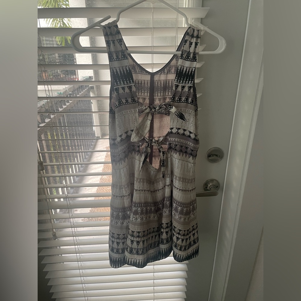 BCBGeneration Neutral Black White Taupe Geometric Size 6 Open Tie Back Romper